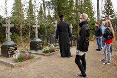 Lukiolaiset hautausmaalla
