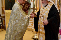 KP Arkkipiispa Leo antaa lahjaksi isä Vesalle evankeliumin.