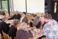 Yhteisellä aterialla ort.kultt.keskuksessa