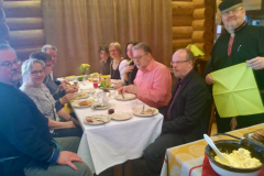 Kuoro lauloi pääsiäisveisuja Parppeinpirtillä ja sitten nautti pääsiäisateriasta