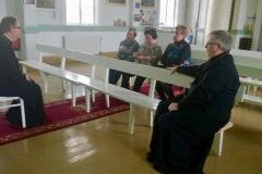 Isä Stefan puhui seurakunnan maahamuuttajille suomen kirkon tavoista jumalanpalveluksissa
