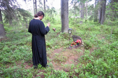 Juhlan aattona muistopalvelus vanhalla hautausmaalla