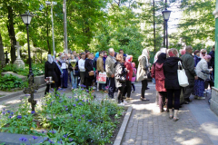 Pyhä Ksenia Pietarilaisen haudalla