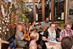 Kreikkalaisen musiikki ja laulu loi tunnelman yhteisessä ateriassamme