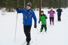 Sukset jalassa ja risti kaulassa