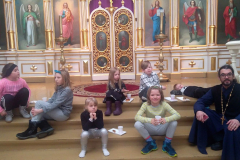 Kerho kirkossa liturgian jälkeen