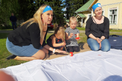 MLL:n vapaaehtoisia vasemmalla Sini Karhapää ja oikealla Sallamari Kurki.