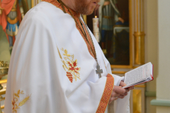 isä Janne lukee ambonin takainen rukouksen