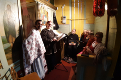 Isä Ioannis, Riikka ja Pyhän Elian kirkon kuorolaisia Luhamaan kirkossa valmistautumassa palvelukseen.