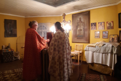 Isä Peeter Uibo ja isä Ioannis liturgiassa Luhamaan kirkon alttarissa.