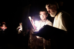 Isä Ioannis ja isä Herodion Niitvägi Miiksen kirkon edustalla lukemassa ristisaaton päätteeksi Markuksen evankeliumia.