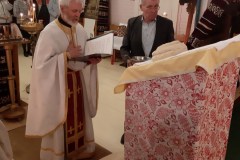 Isä Herodion ja isännöitsijä Nikolai artos-leivän siunausta toimittamassa liturgian päätteeksi.