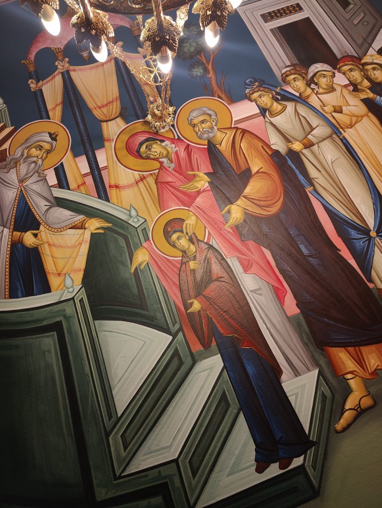 Ote Jumalansynnyttäjän Neitseen Marian temppeliinkäymisen ikonista Kajaanin kirkon parvella. Nuorta Mariaa saattavat hänen vanhempansa Joakim ja Anna, vastassa ylipappi Sakarias.