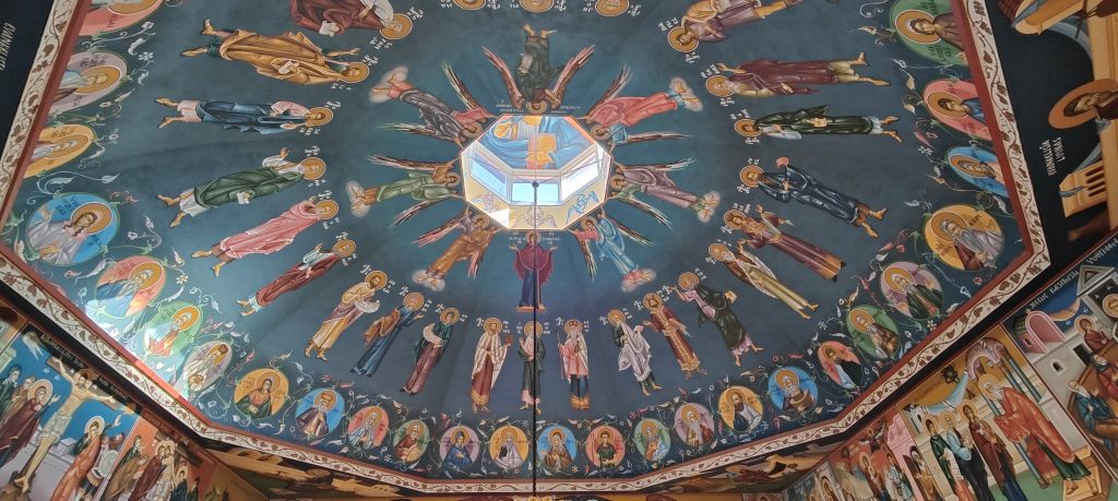 Kajaanin Kristuksen kirkastumisen värikäs sisäkatto lukuisine eri pyhineen