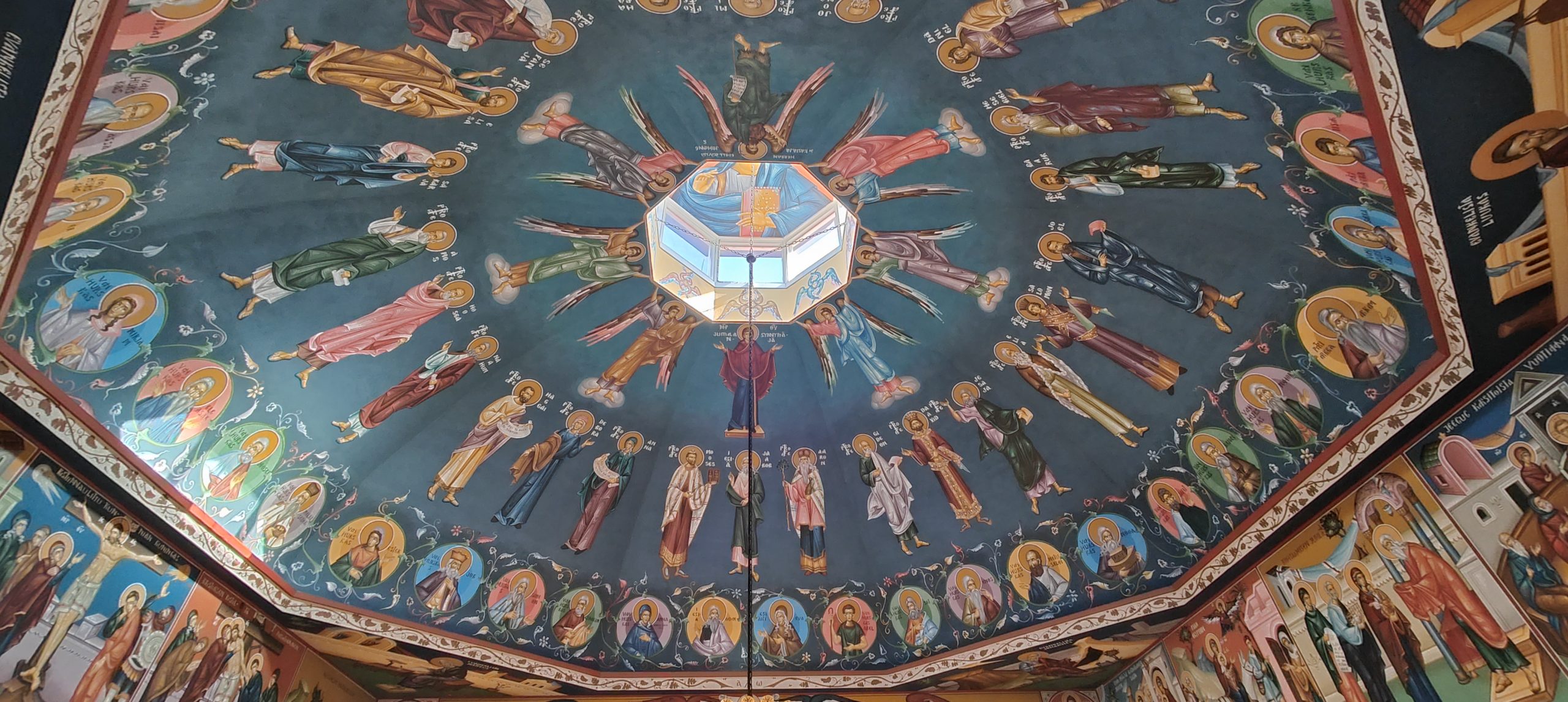 Kajaanin Kristuksen kirkastumisen värikäs sisäkatto lukuisine eri pyhineen