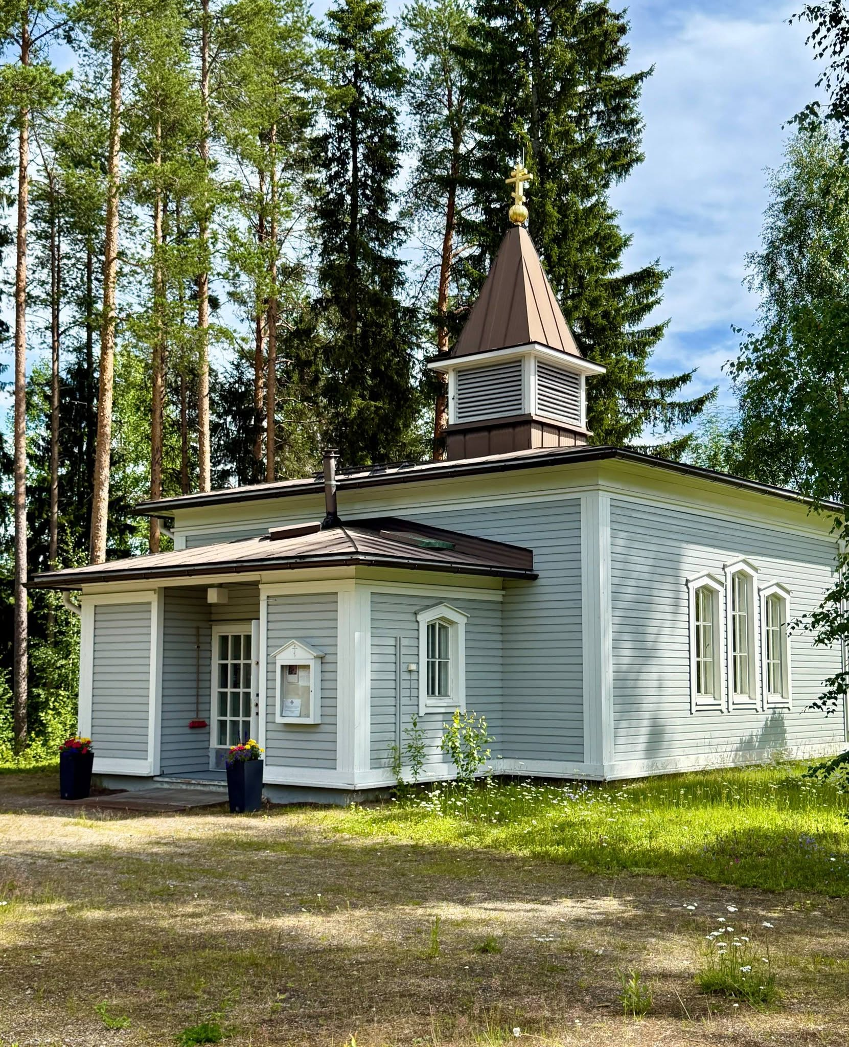 Kuhmon Karjalan valistajien kirkko aurinkoisena kesäpäivänä