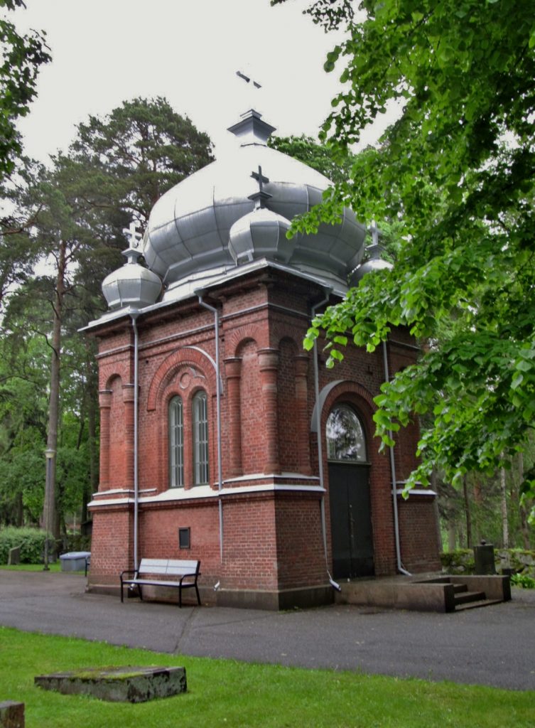 Hautakappeli Turun ortodoksisella hautausmaalla puiden keskellä.
