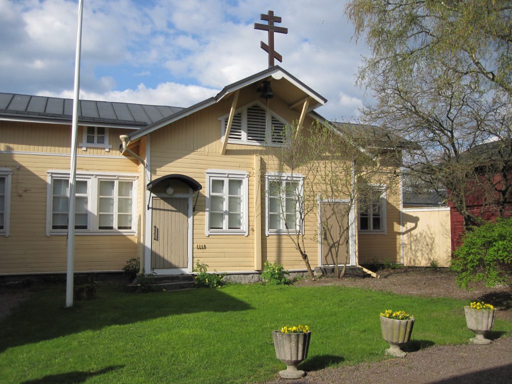 Rauman rukoushuone kevätauringossa Vanhalla Raumalla.