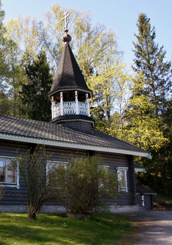 Salon karjalaistyylinen pyöröhirsitsasouna kesäisenä päivänä.