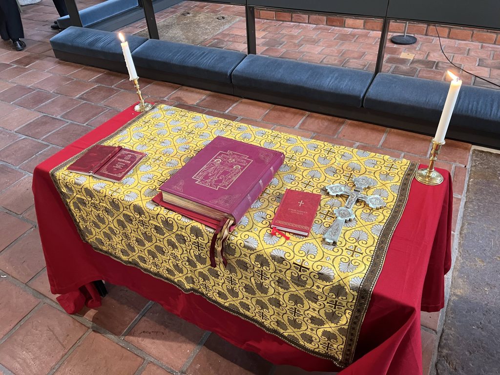 Liturgiaa varten rakennettu alttari Mynämäen kirkossa.