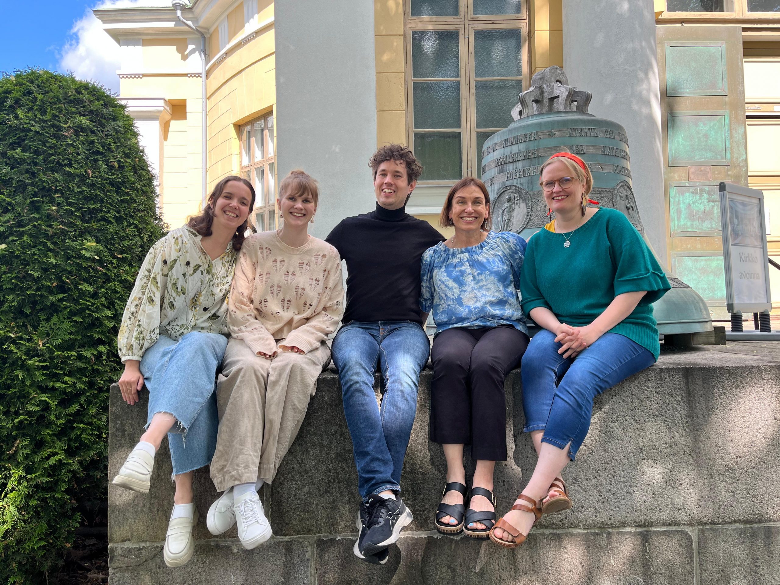 Yhteiskuva kirkon edustalla