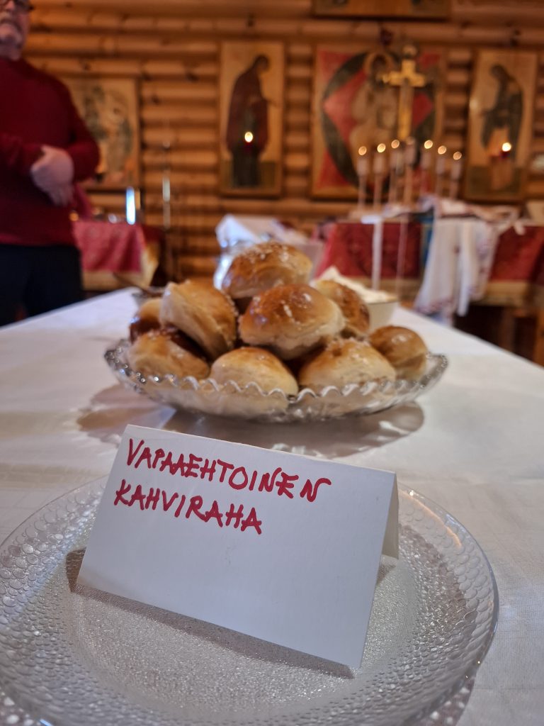 Kirkkokahvit alkamassa.