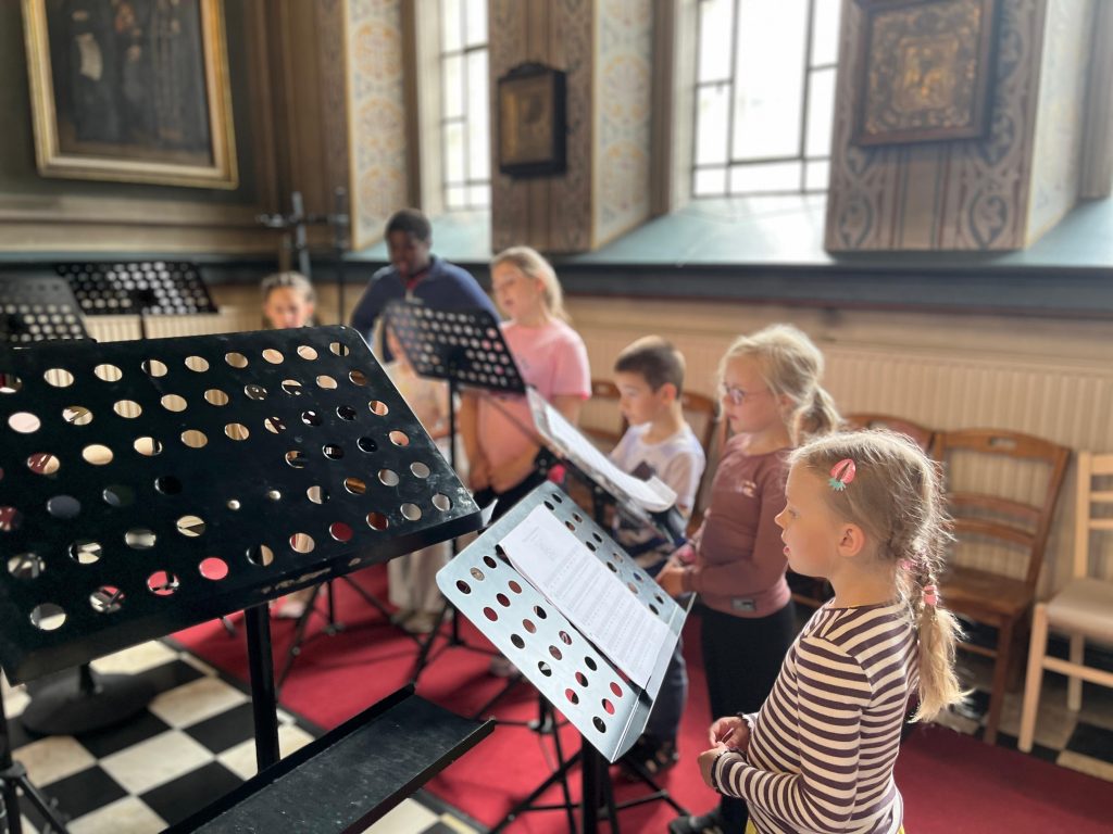 Lapsia kirkossa laulamassa.