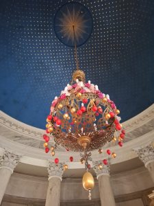 Kattokruunu pääsiäisenä Turun pyhän Aleksandran kirkossa. Kuva: RP