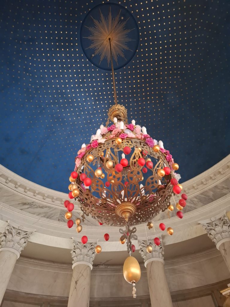 Kattokruunu pääsiäisenä Turun pyhän Aleksandran kirkossa. Kuva: RP