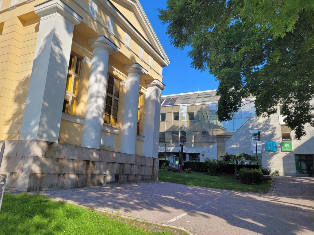 Parkkialue 1 kirkon takaseinä