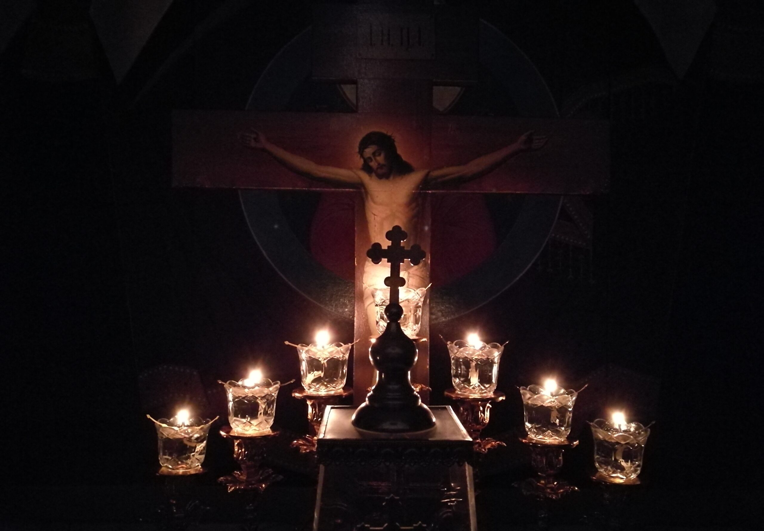 Alttarin kynttelikkö ja Kristuksen ikoni