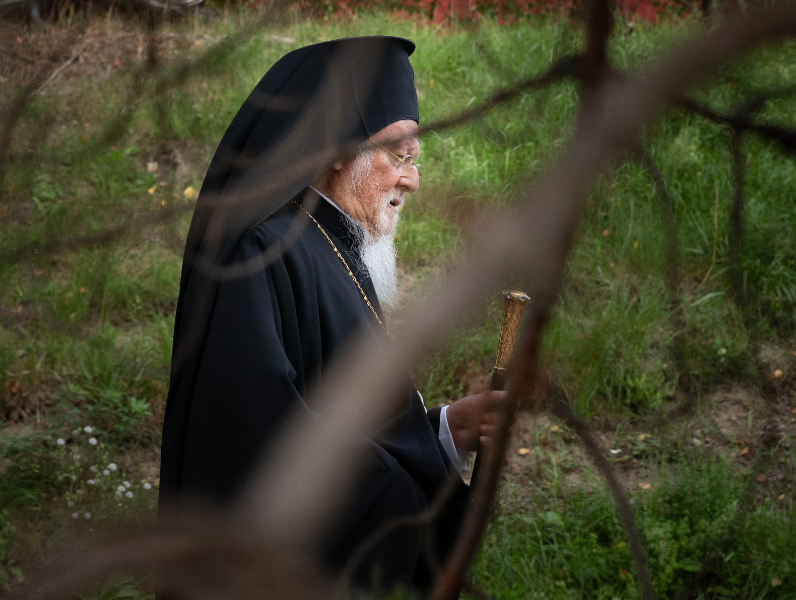 Patriarkka Bartolomeos kävelyllä Kaunisniemen leirikeskuksessa 9.9.2023