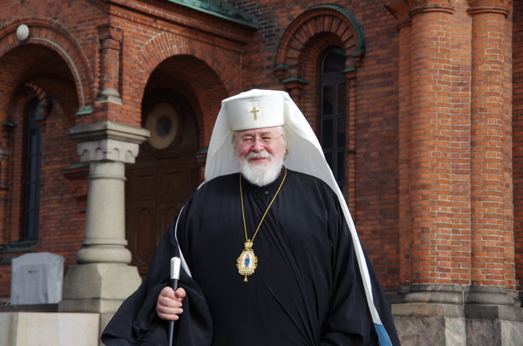 Arkkipiispa Leo Uspenskin katedraalin edessä.