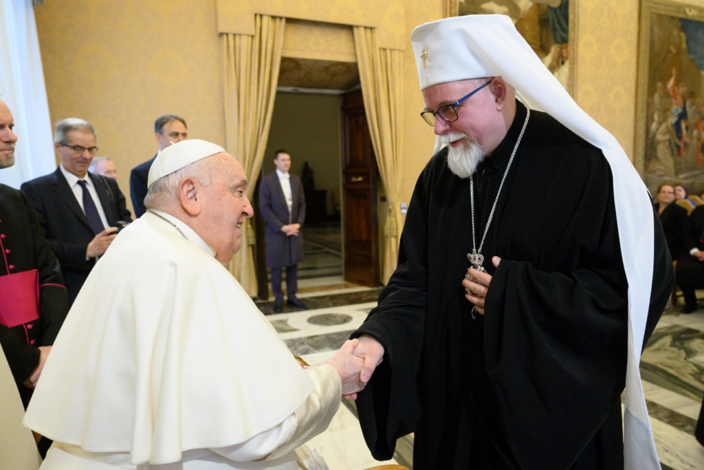 Paavi Franciscus ja metropoliitta Elia tervehtivät toisiaan.