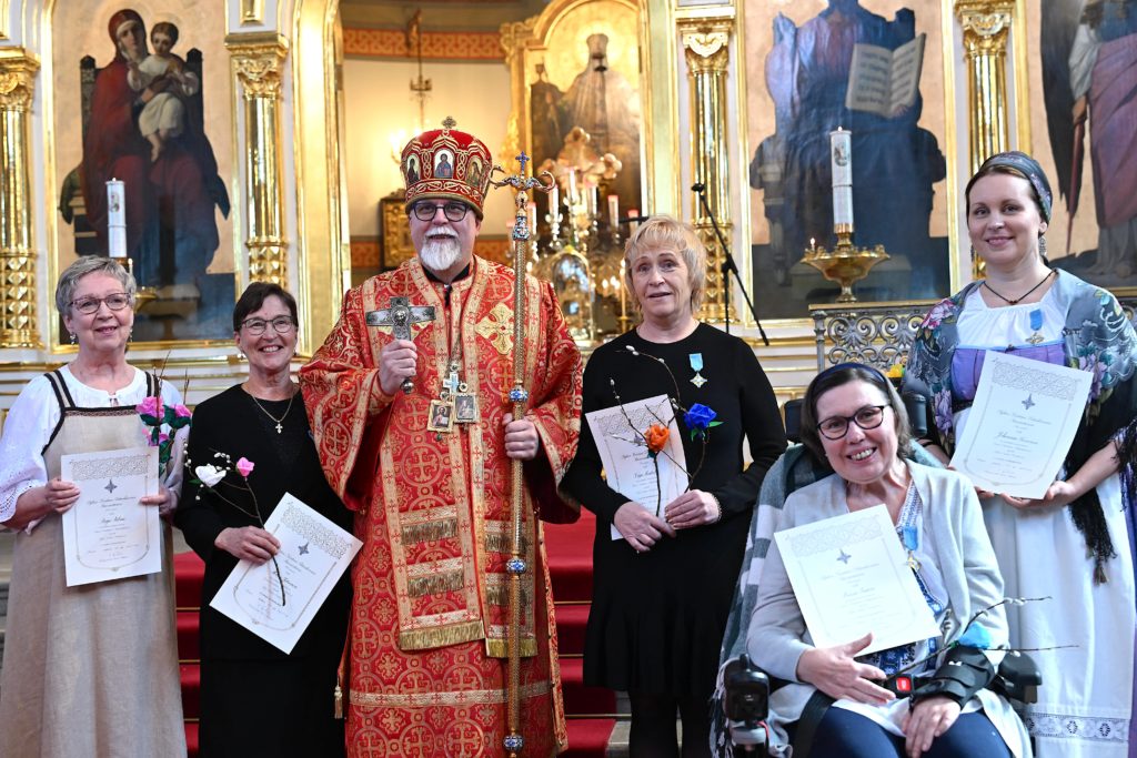 Palkitut äidit yhteiskuvassa arkkipiispa Elian kanssa.