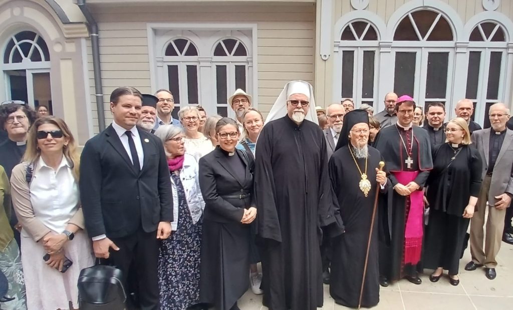 Suomalaisia pyhiinvaeltajia ekumeenisen patriarkan, arkkipiispa Elian ja piispa Raimon seurassa.