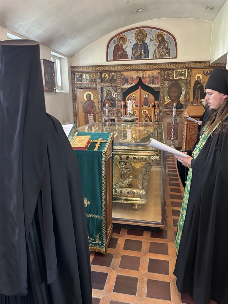 Muistoarkku uudella paikallaan Valamossa.