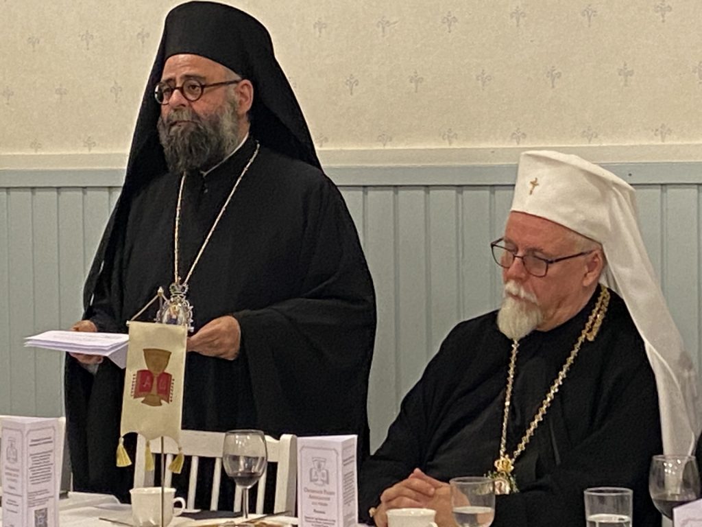 Metropoliitta Dimitrios puhumassa Joensuun laulutalolla 24.9.2025.