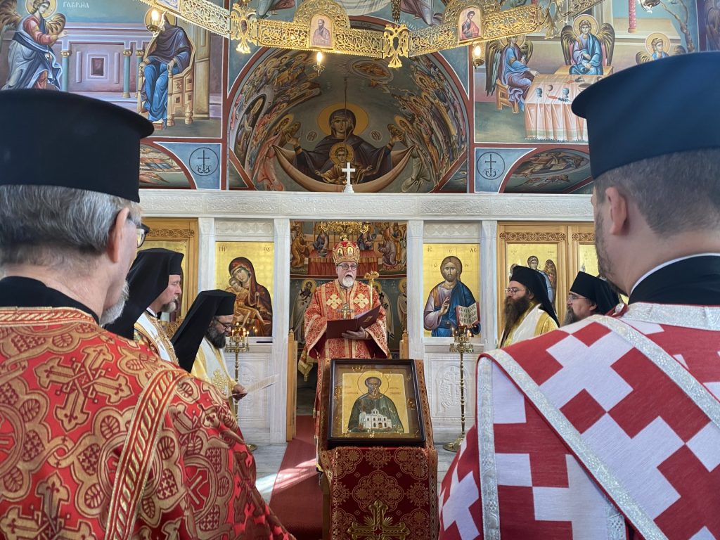 Metropoliitta Demetrios pitämässä puhetta.