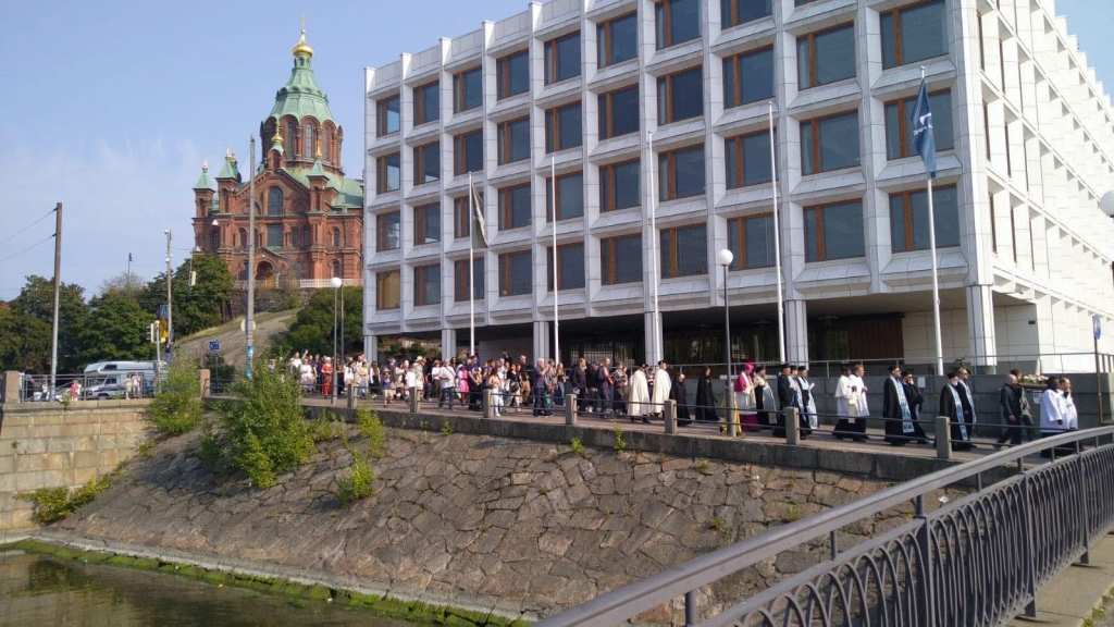 Kuva vuoden 2024 tapahtumasta - ristisaatto Uspenskin ja Kauppatorin välissä