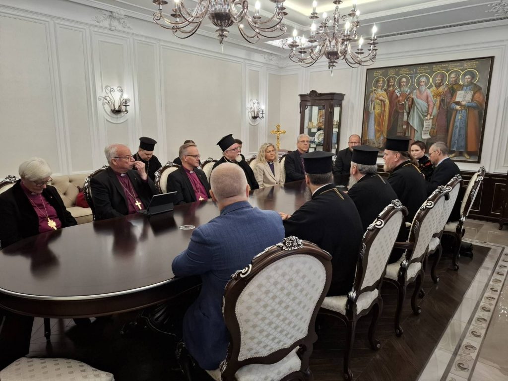 Delegaatio tapaamassa metropoliitta Epifania.