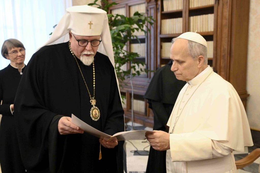 Arkkipiispa Elia luovuttamassa kirkon lahjaa paaville.