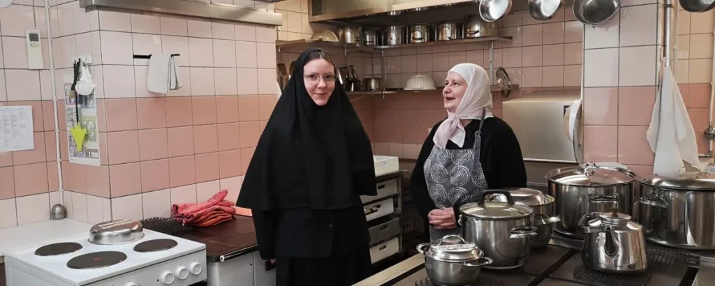 Viitankantajasisar Julia ja kuuliaisuussisar Saara luostarin keittiössä