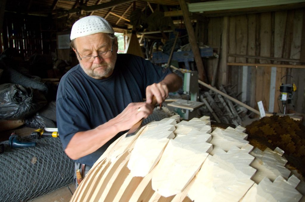 Markus Parkkonen Haukiniemen tsasounan kupolin teossa.