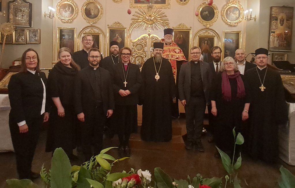 Oppineuvotteluihin osallistuneet yhteiskuvassa.