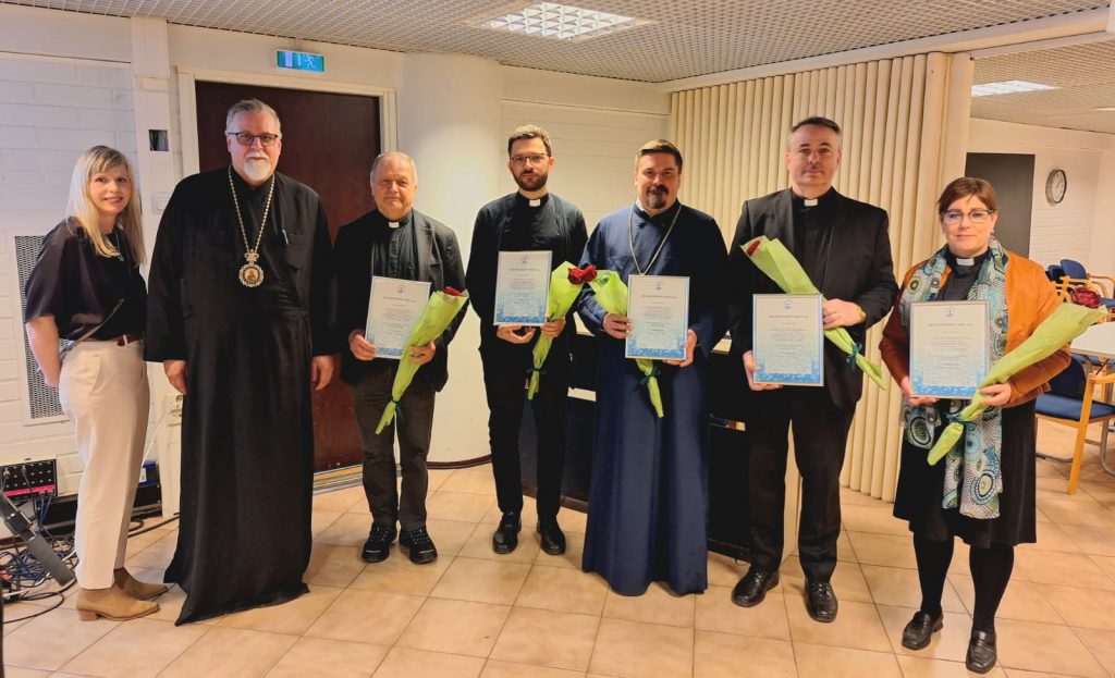 Oulun ekumenian edustajat yhteiskuvassa 13.4.2026.