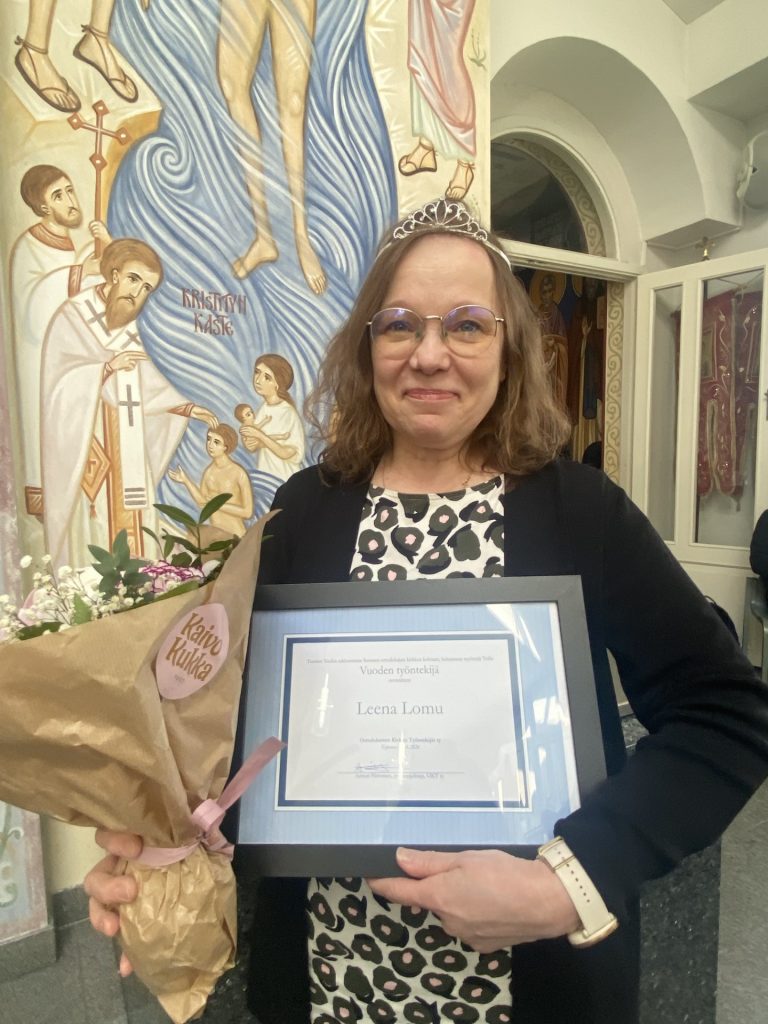 Vuoden työntekijä Leena Lomu kukitettuna.