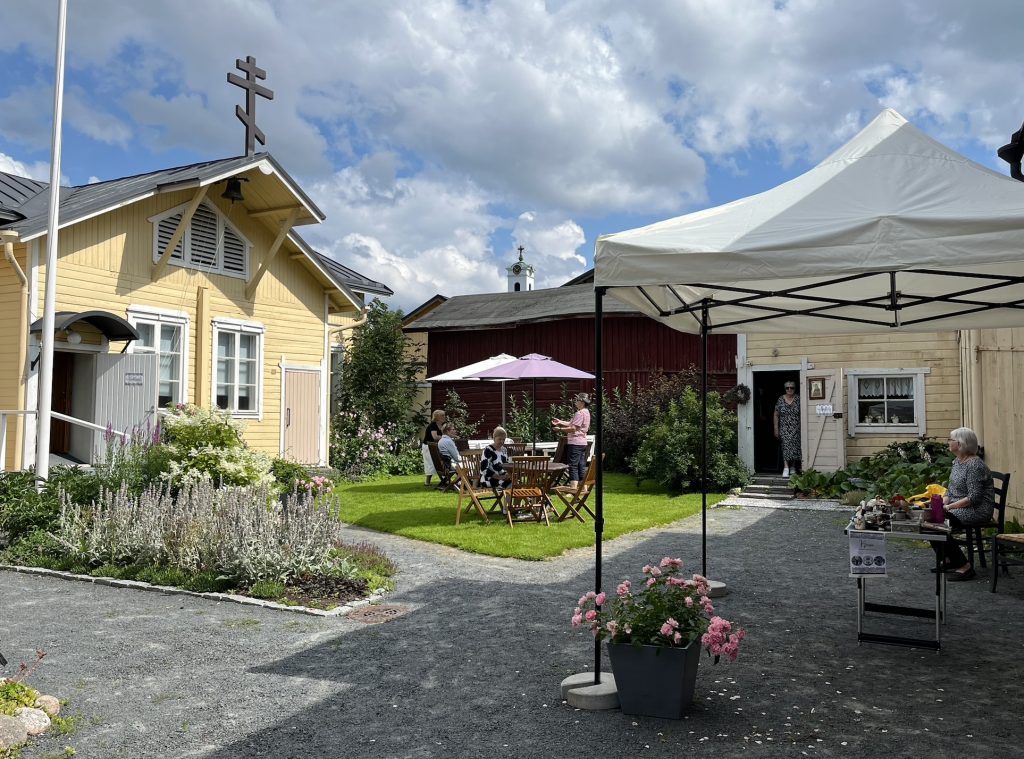 Pyhän Nikolaoksen rukoushuoneen pihapiiri.