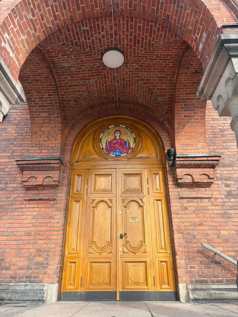 Uusi mosaiikki-ikoni Uspenskin katedraalin pääoven yläpuolella.