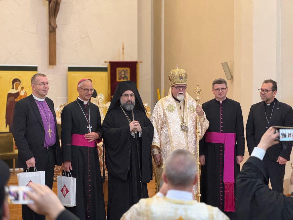 Eri kirkkojen edustajat yhteiskuvassa liturgian jälkeen.